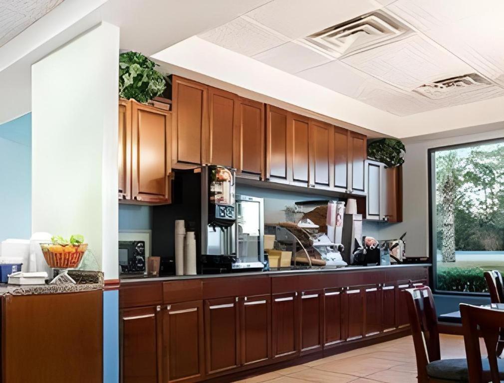 Days Inn By Wyndham Richmond Hill/Savannah Экстерьер фото