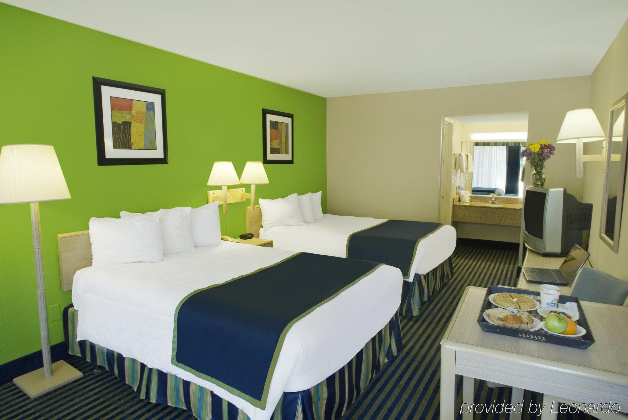 Days Inn By Wyndham Richmond Hill/Savannah Экстерьер фото