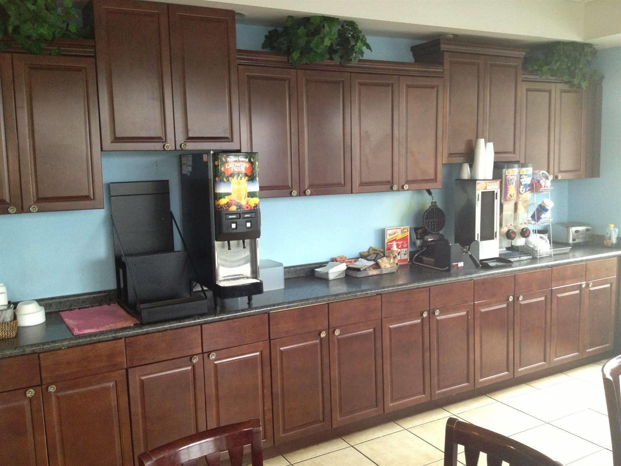 Days Inn By Wyndham Richmond Hill/Savannah Экстерьер фото
